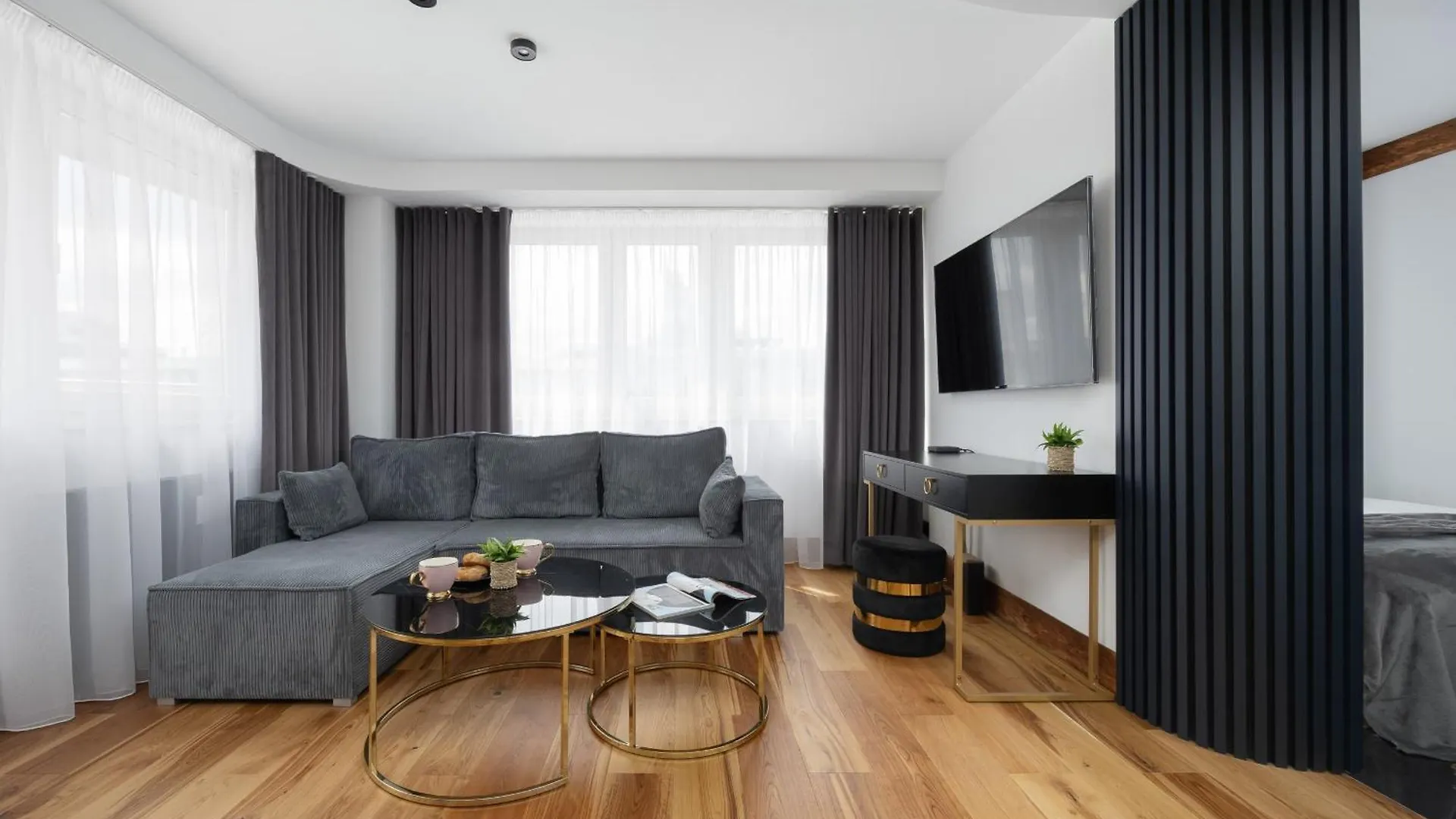 Warsaw Center Elegant Studio With City View By Noclegi Renters 0*,  Польша